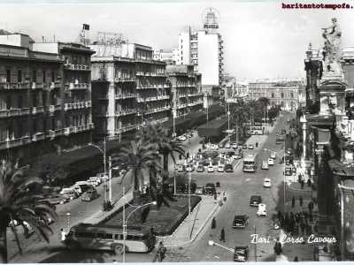 E naturalmente sempre su corso Cavour, ad angolo con corso Vittorio Emanuele, imperava il grattacielo della Motta, costruito nel 1955 ed ora sede di negozi e uffici